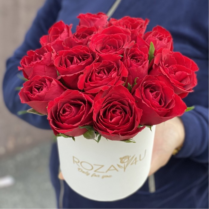 15 красных роз в коробке